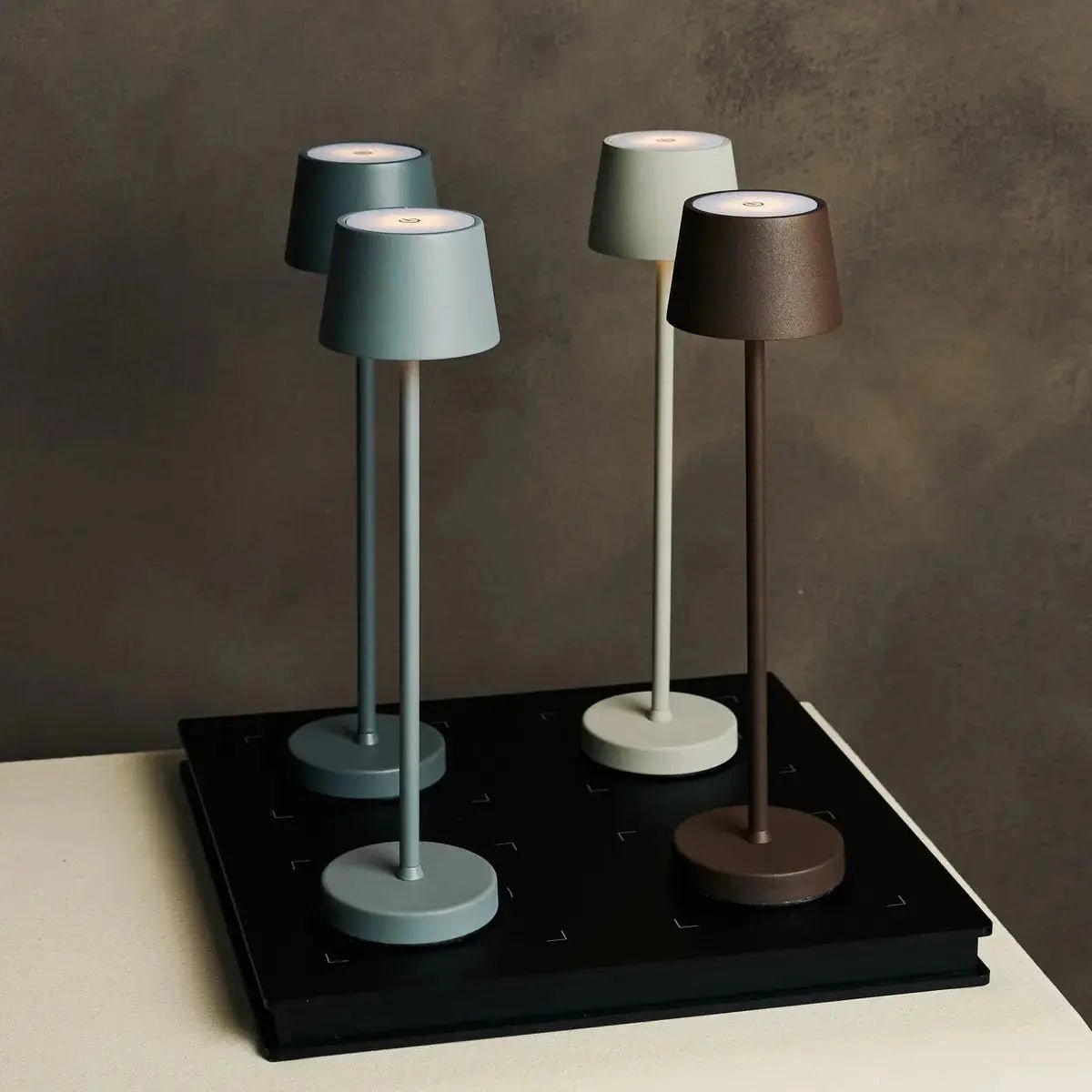 Combi Set Professional – 4 x Vondel Mini Stone Grey Rechargeable Table Lamps & 1 x Amstel Wireless Charging Station with Q1-Technology