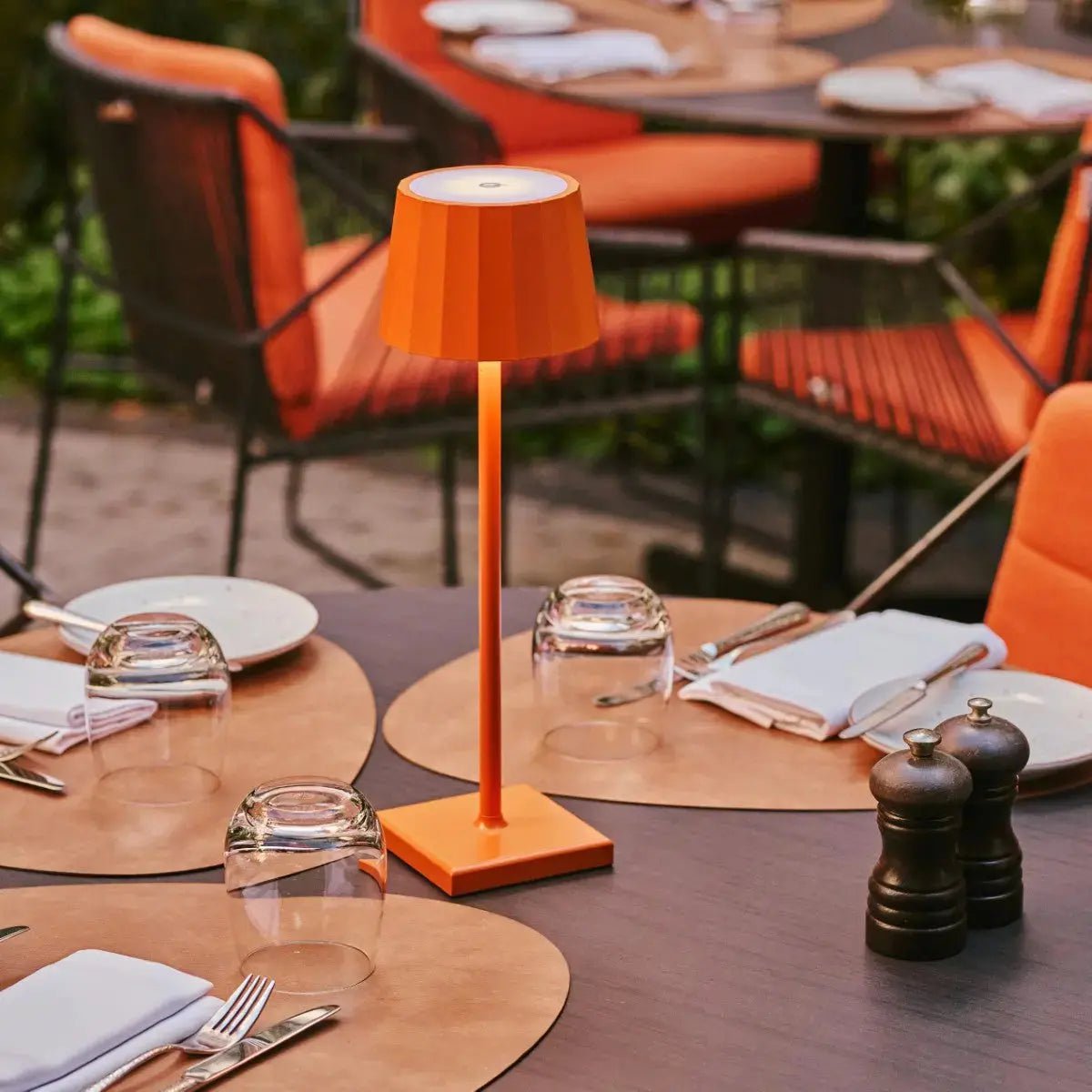 Combi Set Professional-4 X Wouter Blossom Orange Oplaadbare tafellampen & 1 x Amstel Wireless Laying Station met Qi-Technologyr