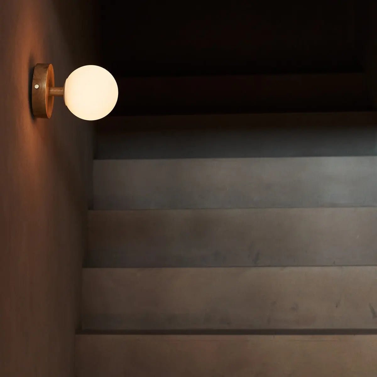 Richella lichtbruin houten en glazen wandlicht - oplaadbaar en draadloos