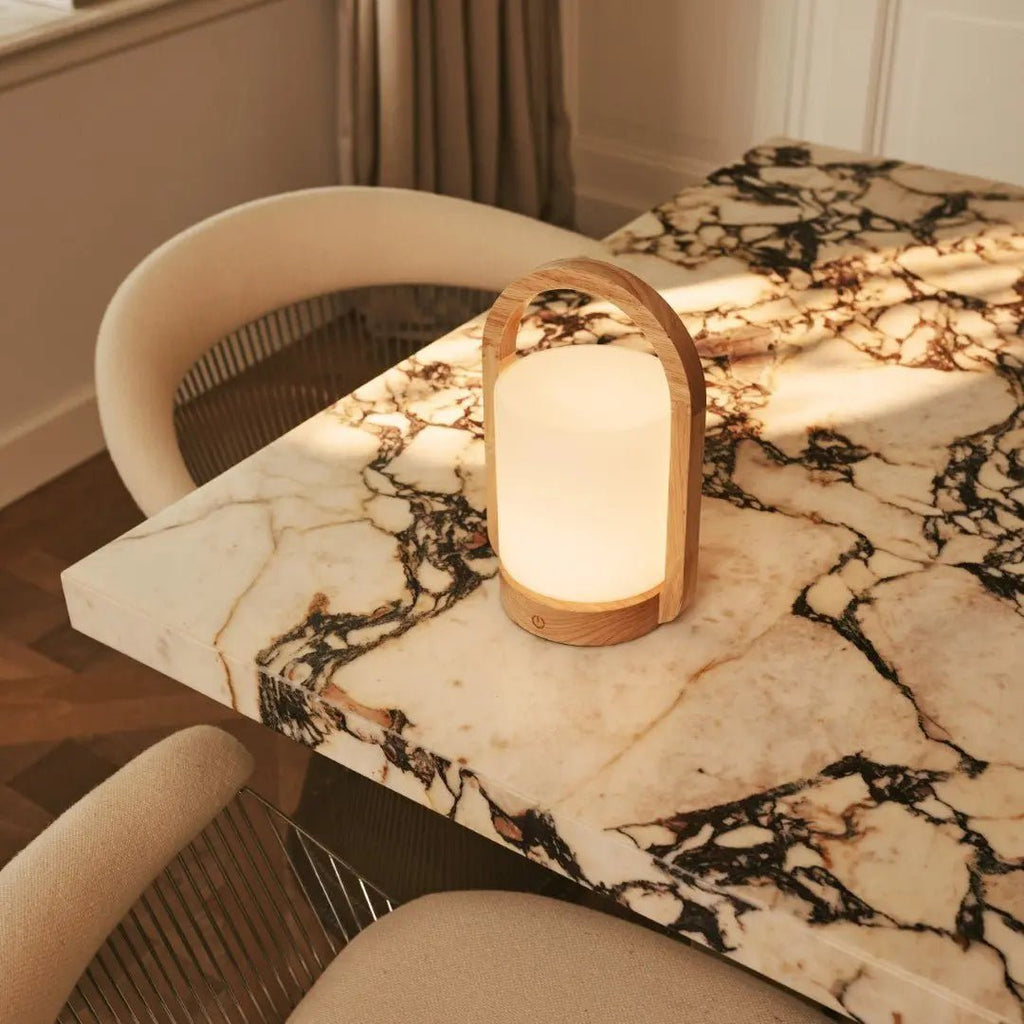 George lichtbruine houten oplaadbare lamp gecombineerd met matglas en een handvat