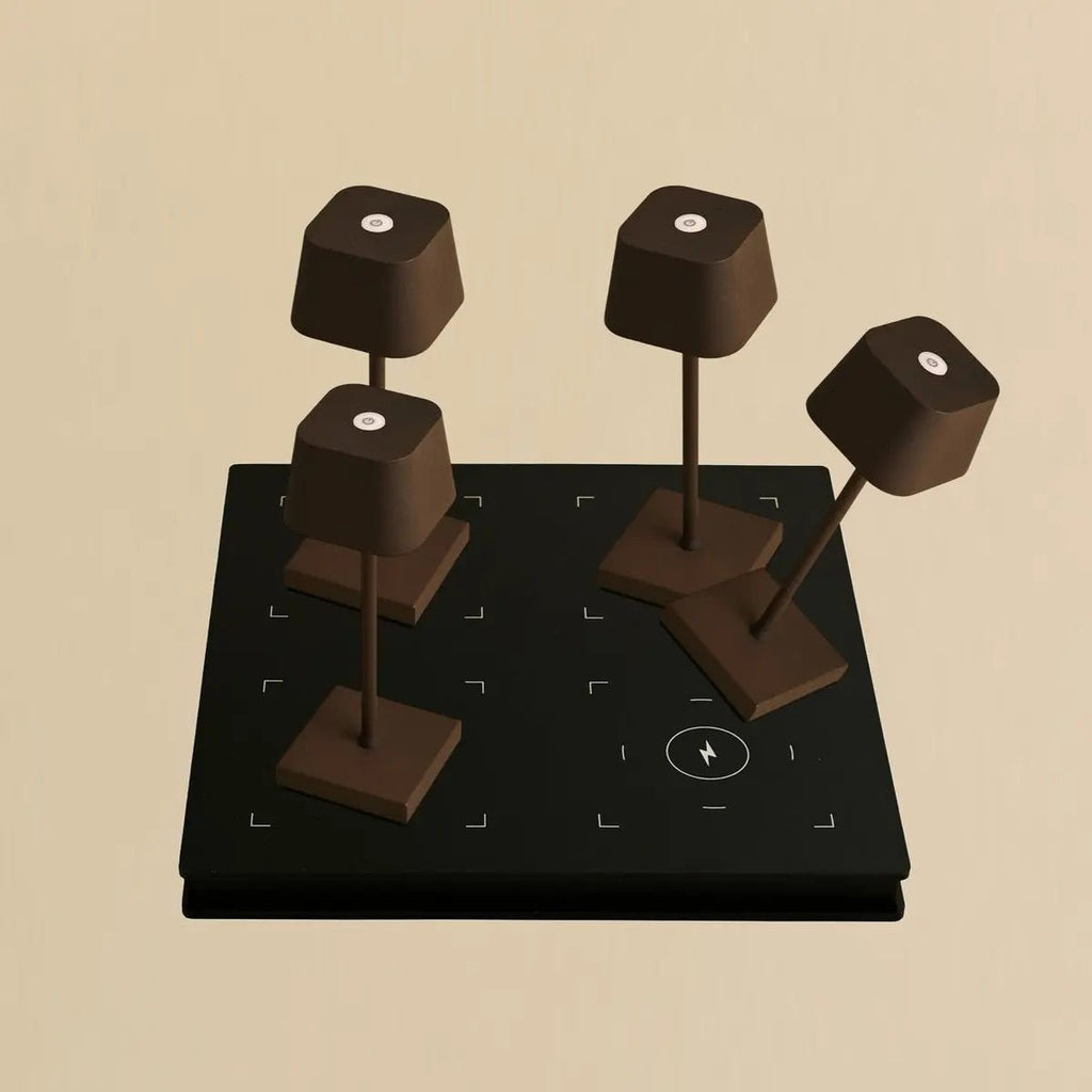 Combi Set Professional-4 X Sarphati Mini Mocha Brown oplaadbare tafellampen & 1 x Amstel Wireless Laying Station met Qi-Technology