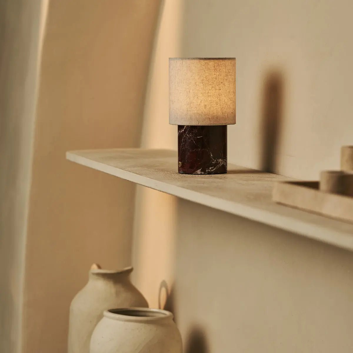 Onoda rood / rosso levanto - marmeren oplaadbare tafellamp - met linnen verwisselbare lampenkap en oplaadbaar ontwerp