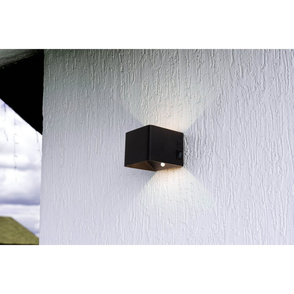 Liv · Metalen wandlamp — zwart