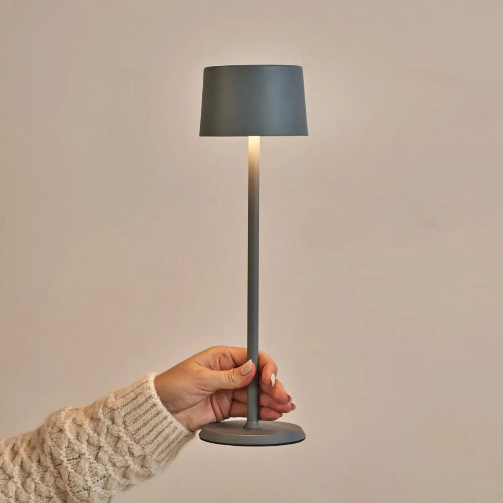 David Trout grijze oplaadbare ijzeren tafellamp – dimbaar en draadloos met 120 uur batterij
