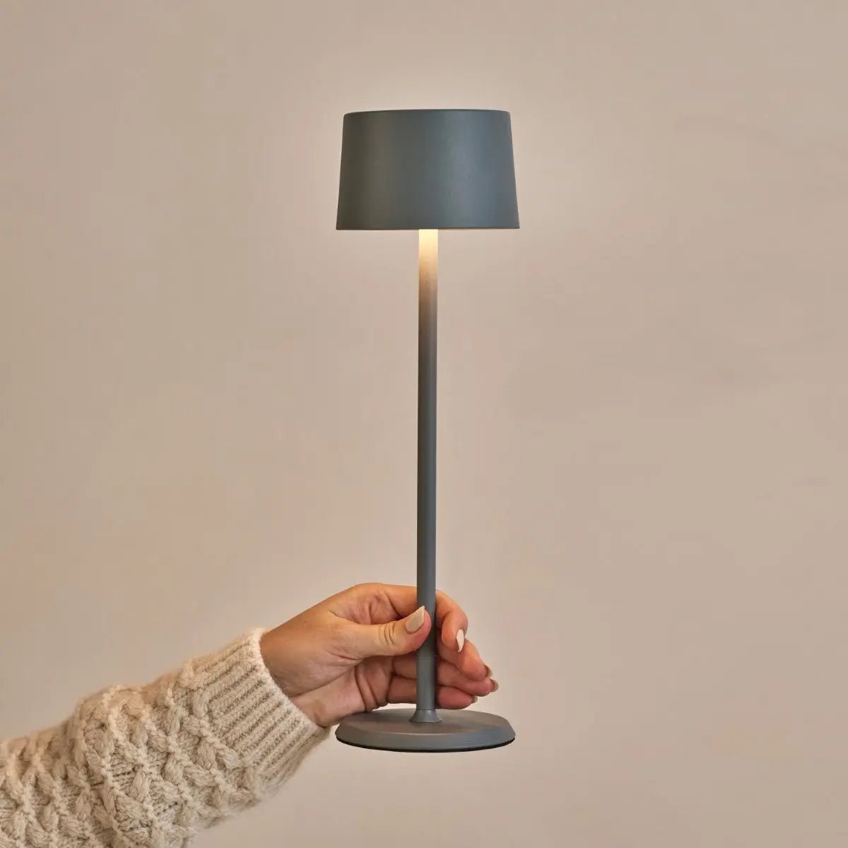 David Trout grijze oplaadbare ijzeren tafellamp – dimbaar en draadloos met 120 uur batterij