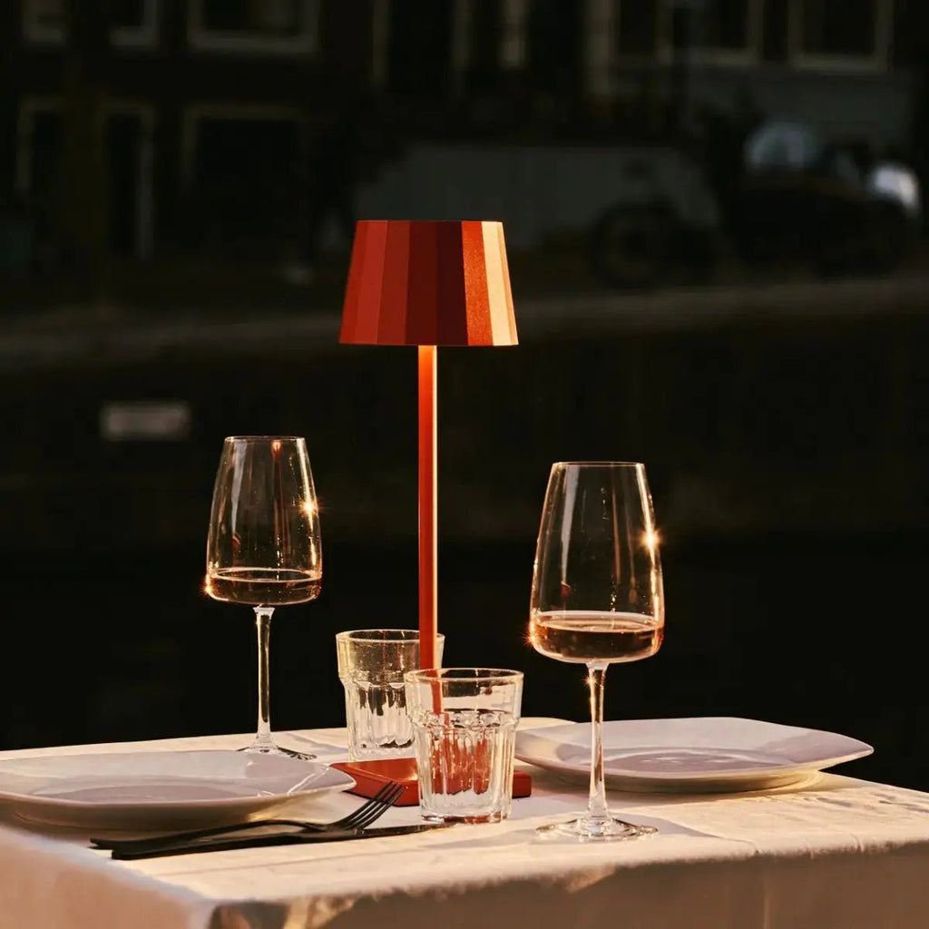 Combi Set Professional-4 X Wouter Blossom Orange Oplaadbare tafellampen & 1 x Amstel Wireless Laying Station met Qi-Technologyr