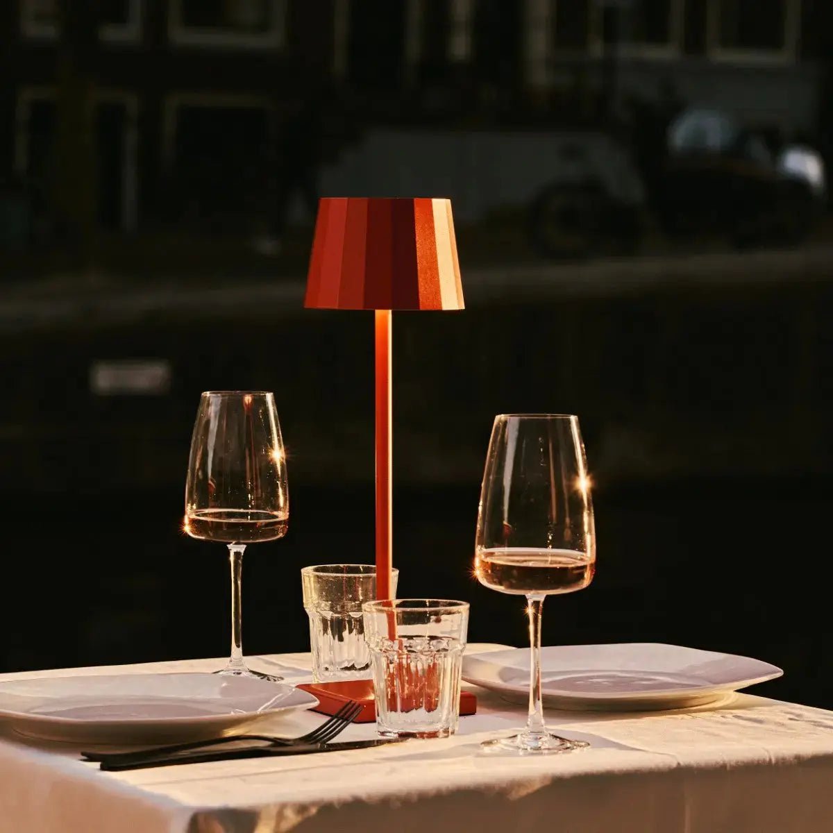 Combi Set Professional-4 X Wouter Blossom Orange Oplaadbare tafellampen & 1 x Amstel Wireless Laying Station met Qi-Technologyr