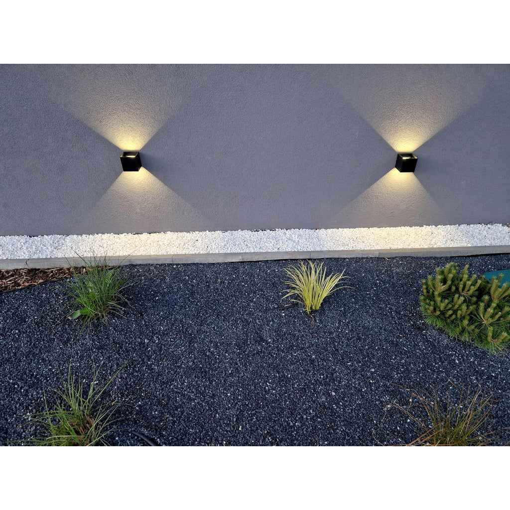 Liv · Metalen wandlamp — zwart