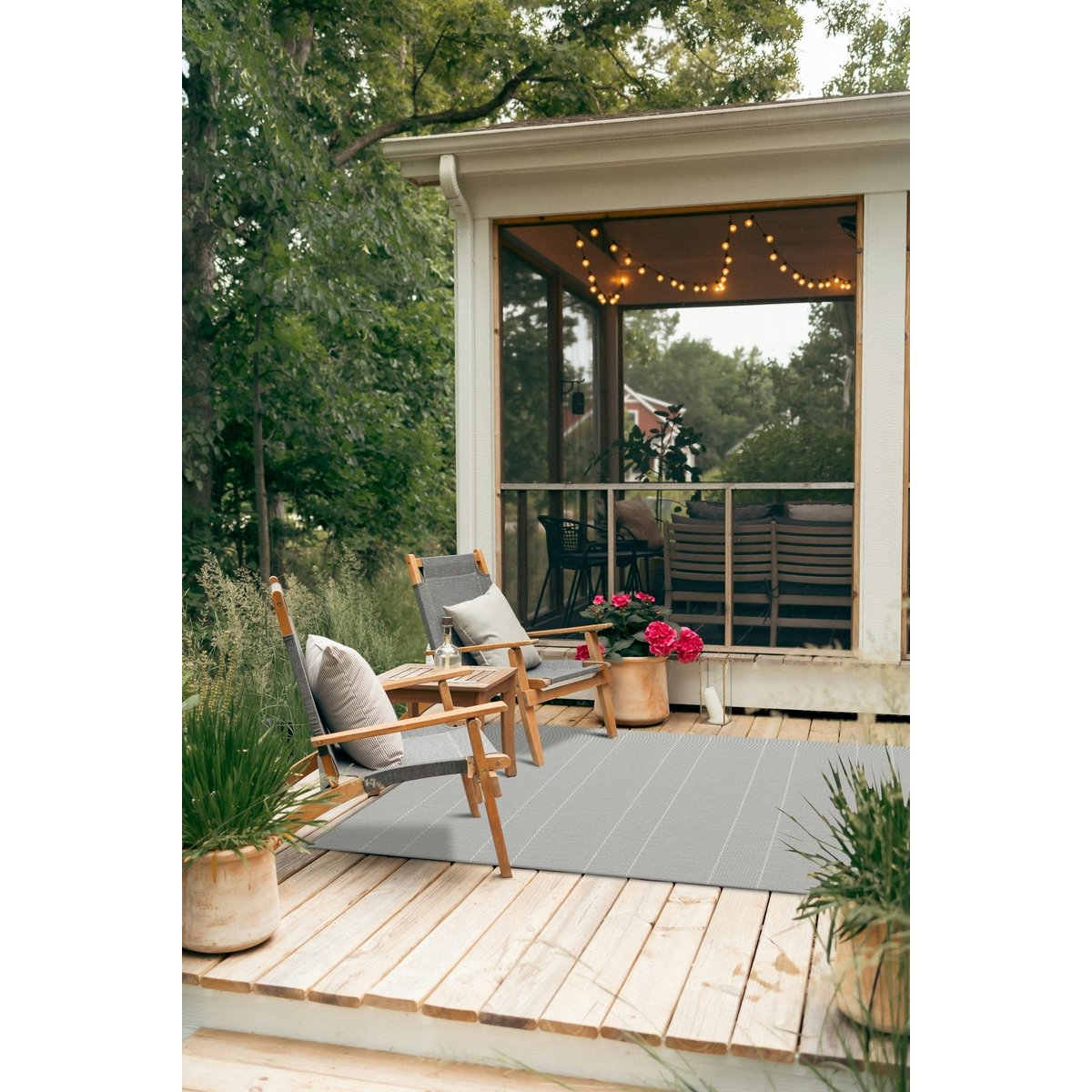 Gestreepte tapijt met fijne lijntjes geweven platte binnenkant van de buitenkant kalm