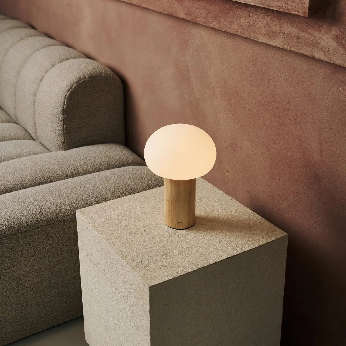 Sam lichtbruine houten tafellamp met glas en oplaadbare batterij | Dimbare en veelzijdige verlichting