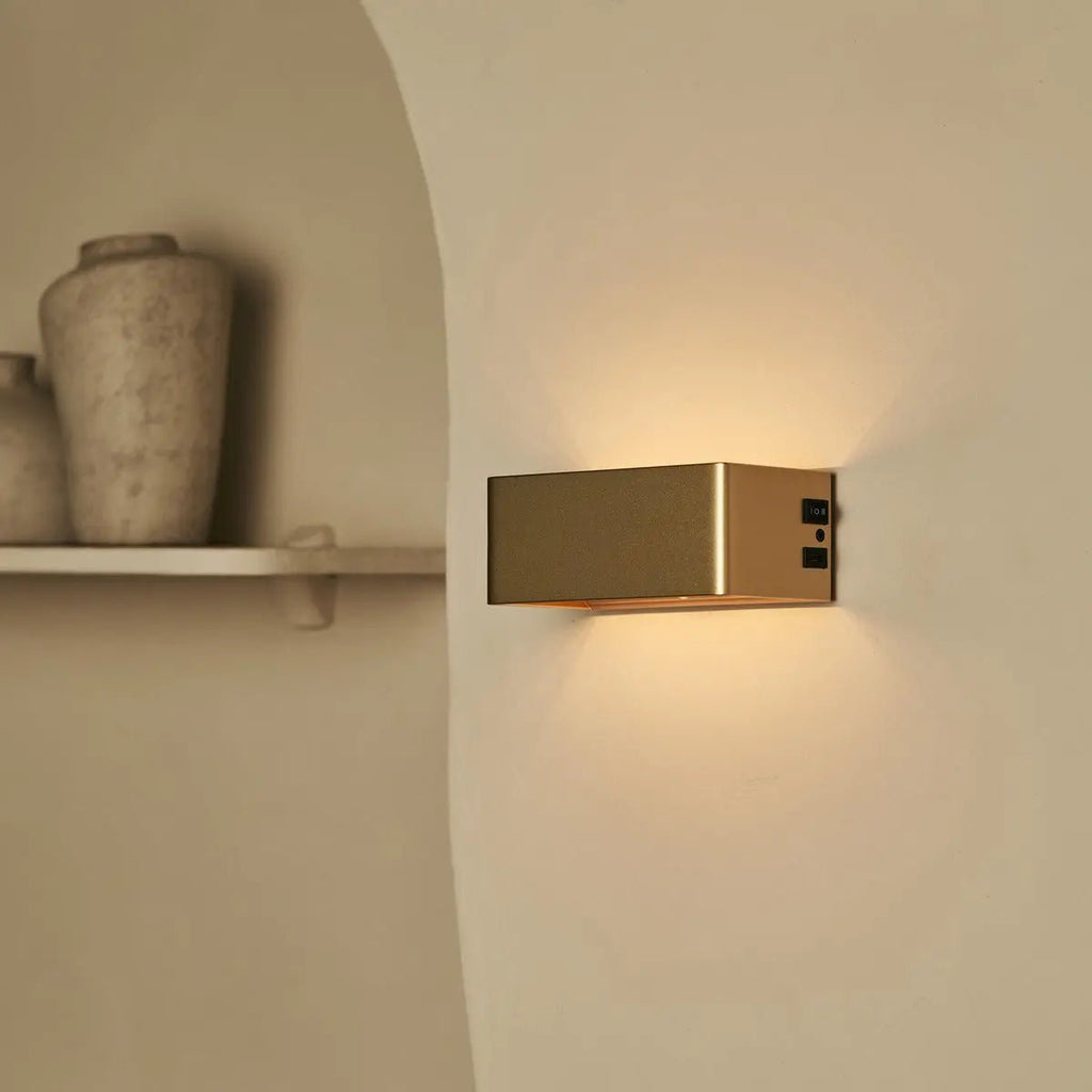 Tessa gouden draadloze wandlamp inclusief afstandsbediening, 20 lichtmodi, dimable, magnetisch suspensiesysteem en met bewegingssensor