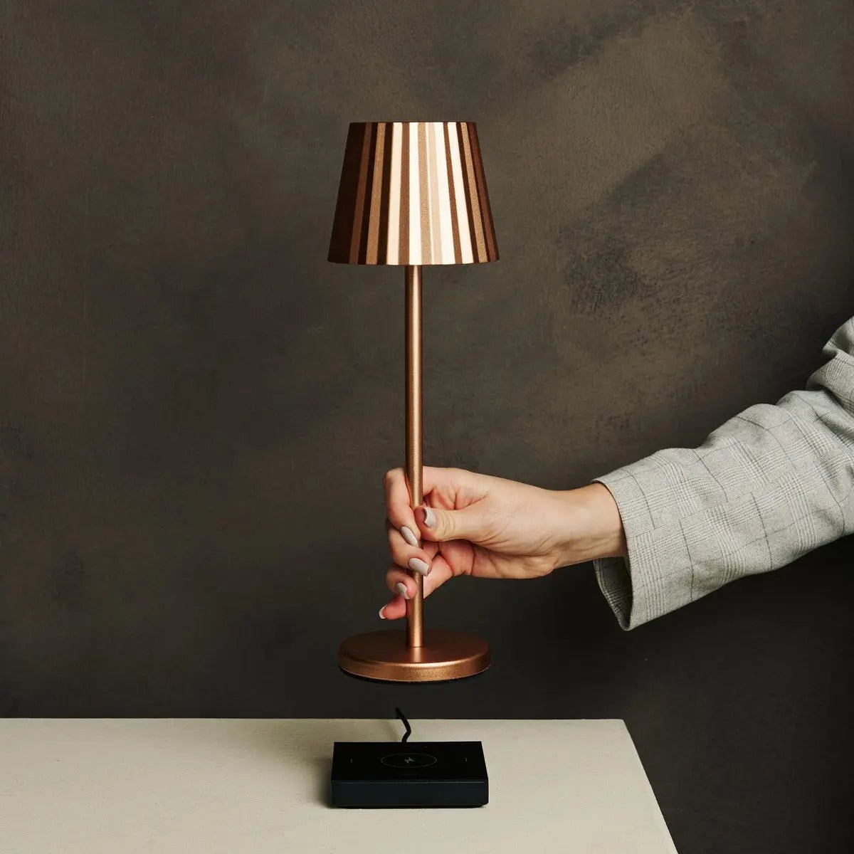 Maya koper geribbelde tafellamp gemaakt van ijzer - dimbare lamp en 3 lichtmodi, oplaadbaar via draadloos laadstation