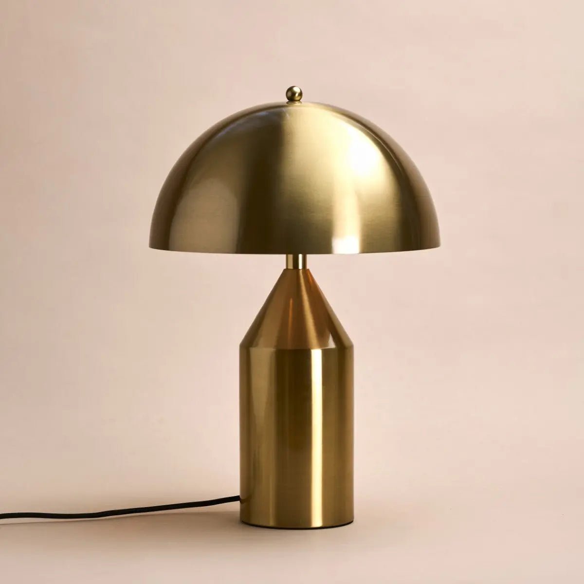Otto Gold Dressoir Lamp – Stijlvolle metalen tafellamp voor elke kamer