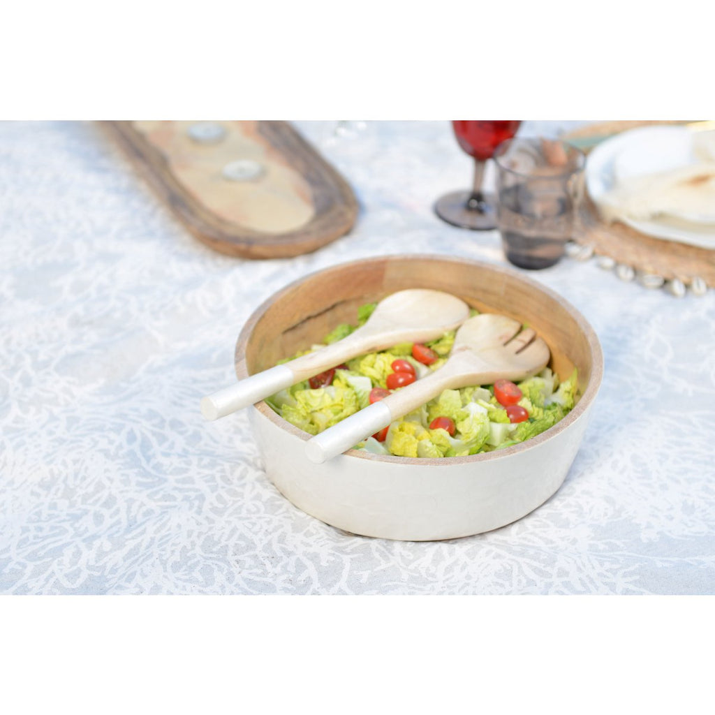 Saladier en witte salade en mangosalade bestek