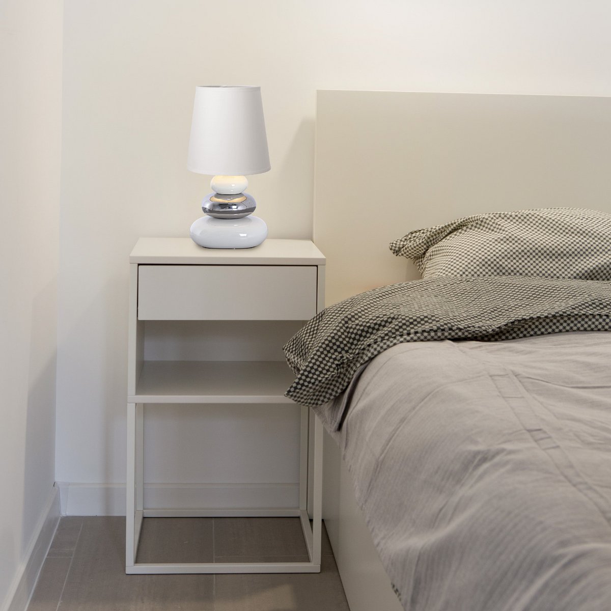 Liv · Houten tafellamp met linnen kap