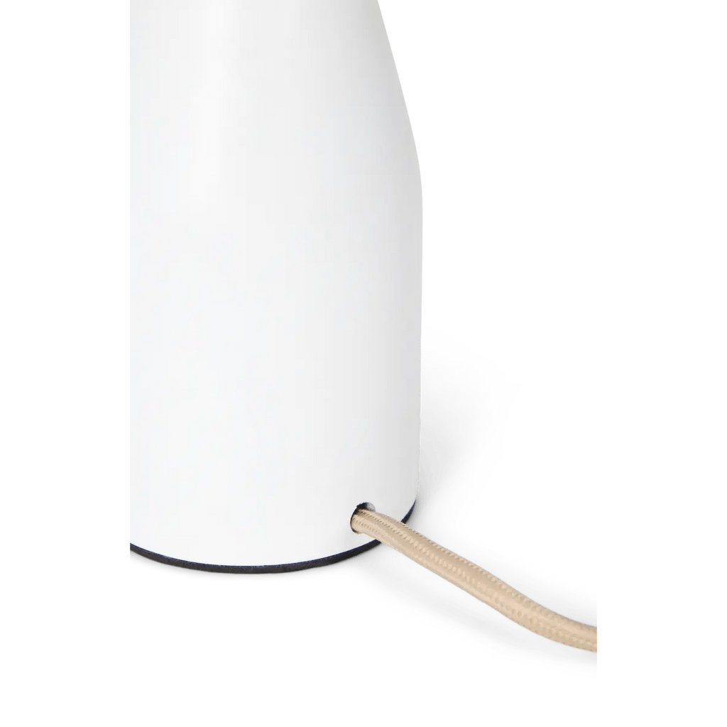 Jape witte metalen tafellamp – tijdloos design, warm licht en elegante stijl