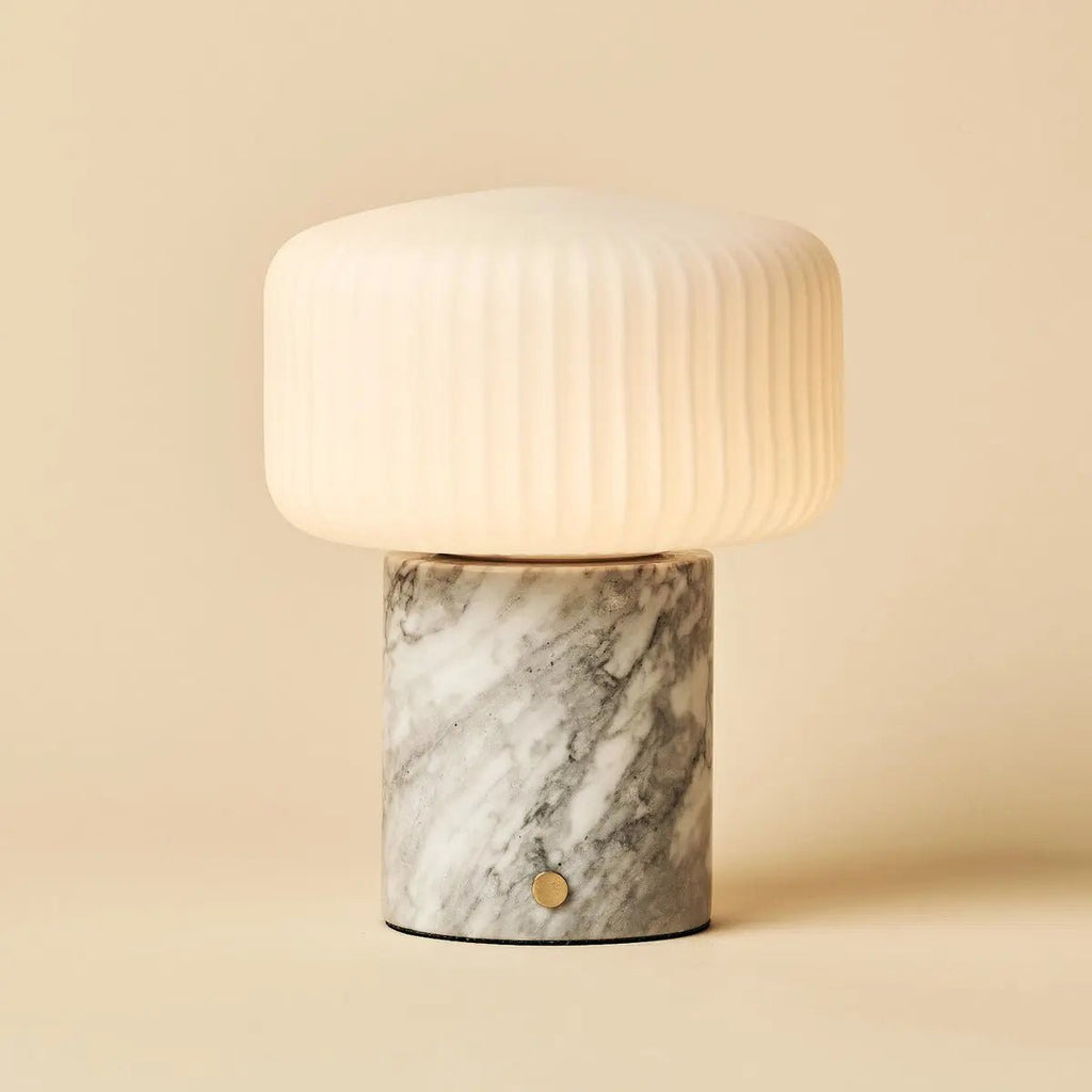Renoir Wit / Bianco Statuarietto - Marmeren oplaadbare tafellamp - draadloos, USB oplaadbaar en tot 100 uur verlichting