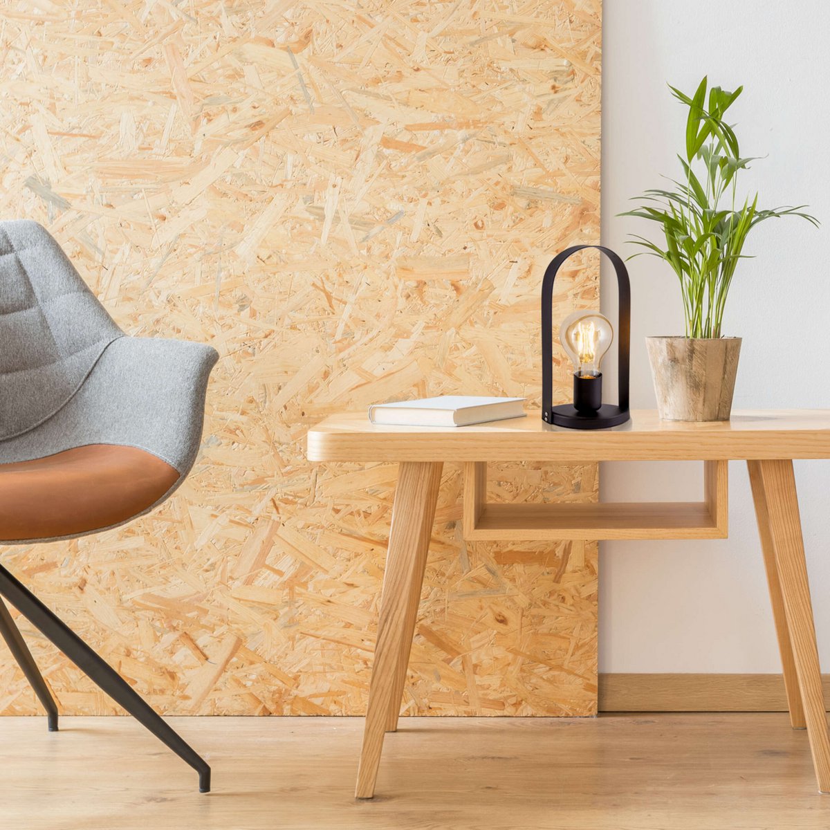Liv · Metalen tafellamp — zwart