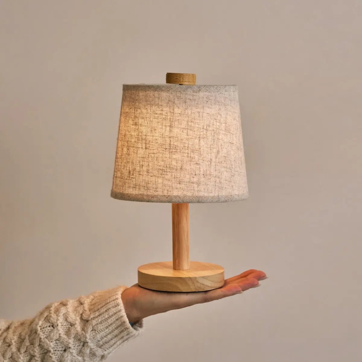 Rover Lichtbruine Houten Oplaadbare Lamp | Snoerloos, dimbaar met stoffen kap