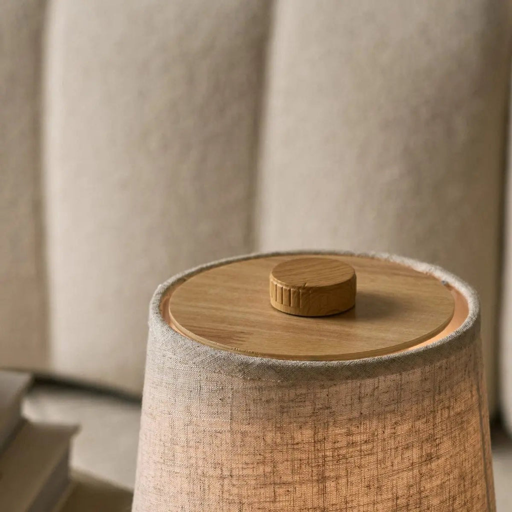 Rover Lichtbruine Houten Oplaadbare Lamp | Snoerloos, dimbaar met stoffen kap