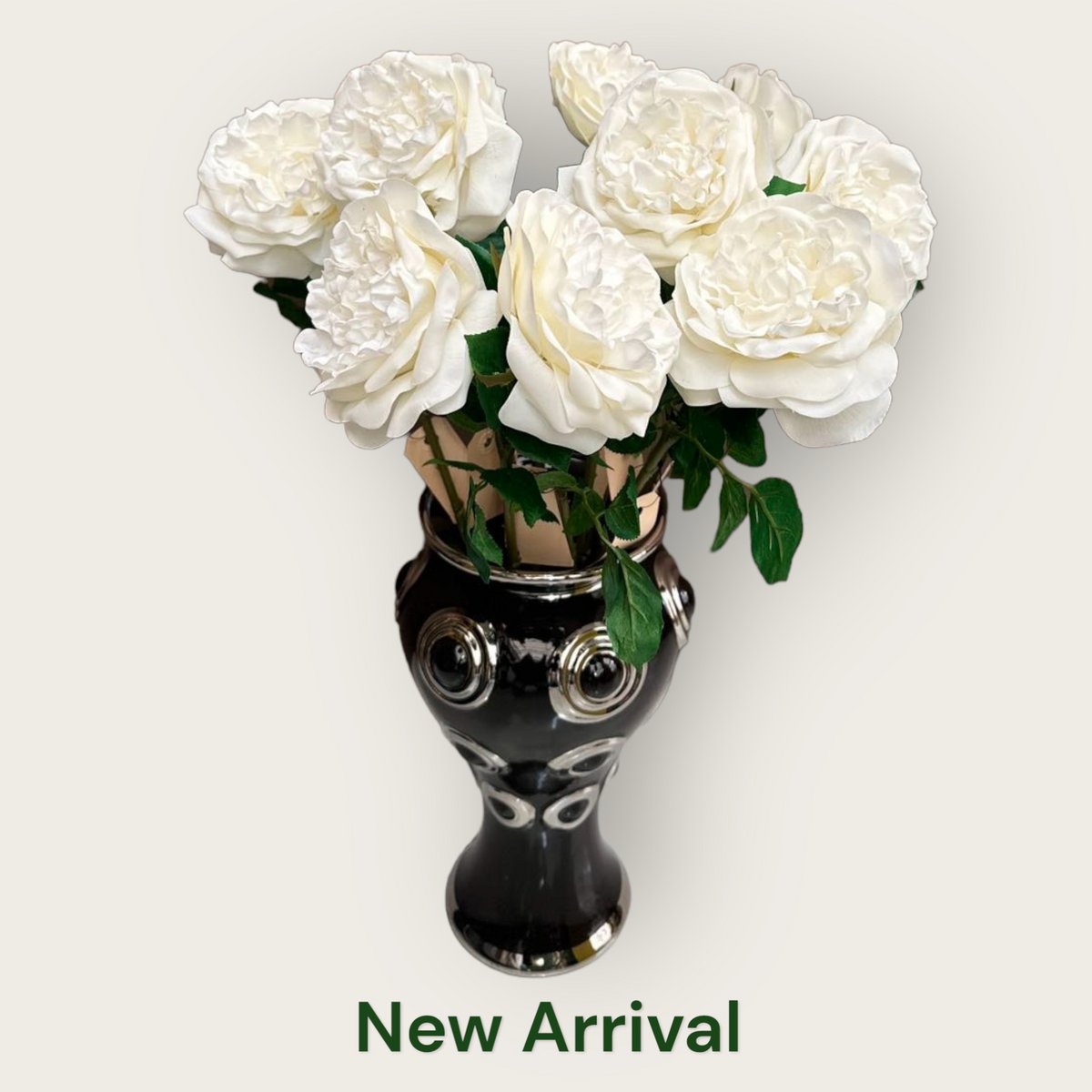 Een prachtige zwarte vaas met 10 grote, witte bloemen.