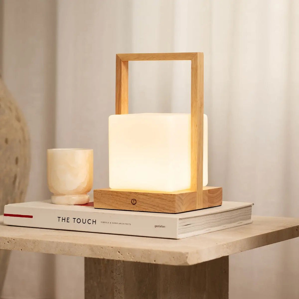 Noah lichtbruine houten oplaadbare tafellamp met glas en houten handgreep