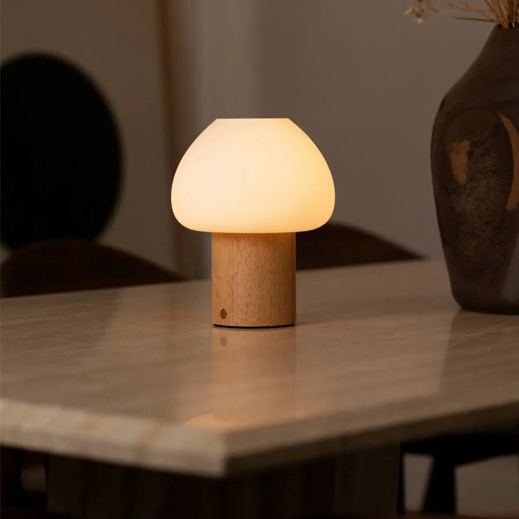 Fynn Lichtbruine houten lamp – Oplaadbaar, dimbaar en stijlvol