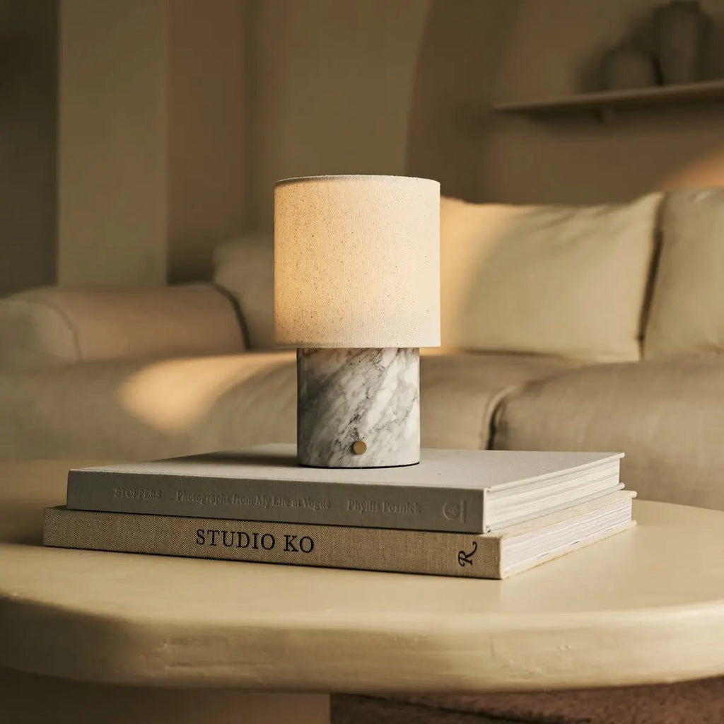 Dou White / Bianco Statuarietto - Marmeren oplaadbare tafellamp - Draadloos, 3 lichte modi en met linnen verwisselbare lampenkap