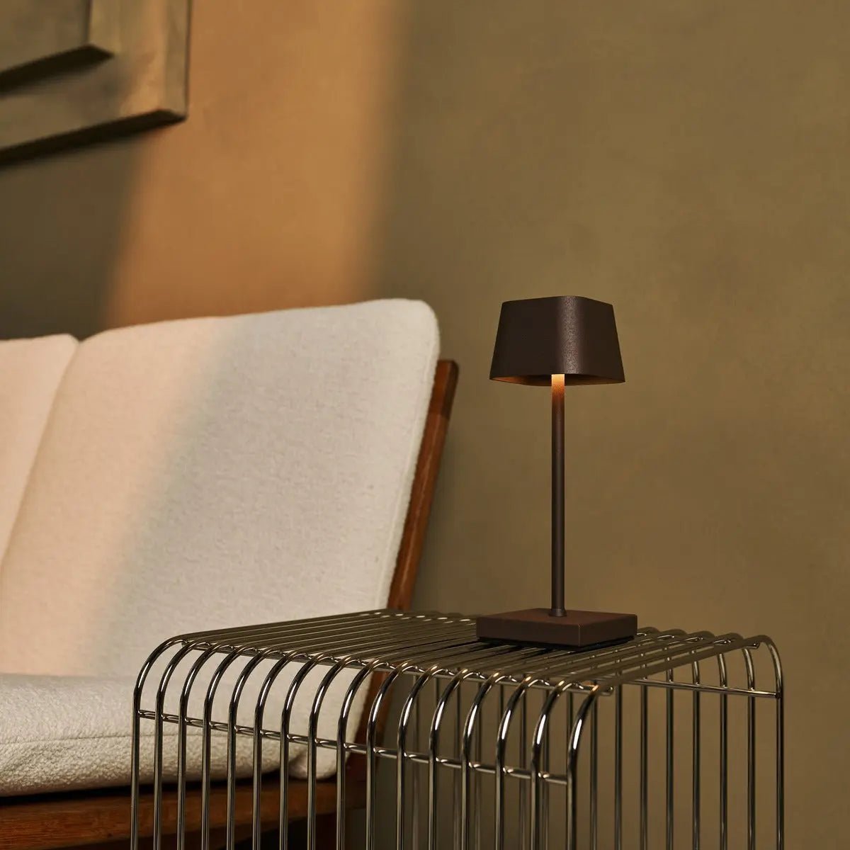 Sarphati Mini Mocha Bruin Draadloze tafellamp - Draadloos oplaadbaar via laadstation, dimbare lamp en 3 lichtmodi