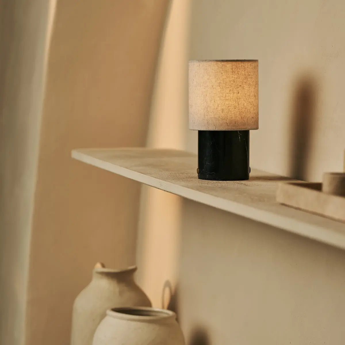 Onoda Black / Nero Marquina - Marmeren oplaadbare tafellamp - met linnen verwisselbare lampenkap en oplaadbaar ontwerp