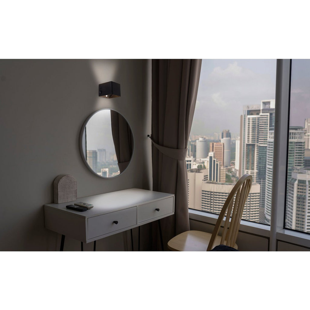 Liv · Metalen wandlamp — zwart