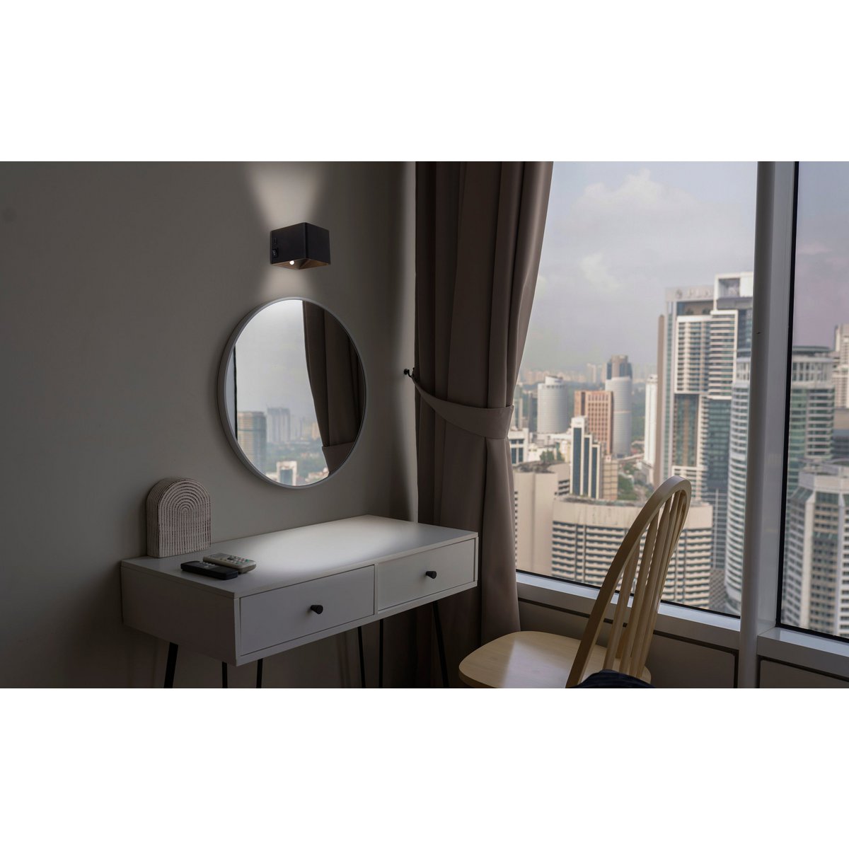 Liv · Metalen wandlamp — zwart