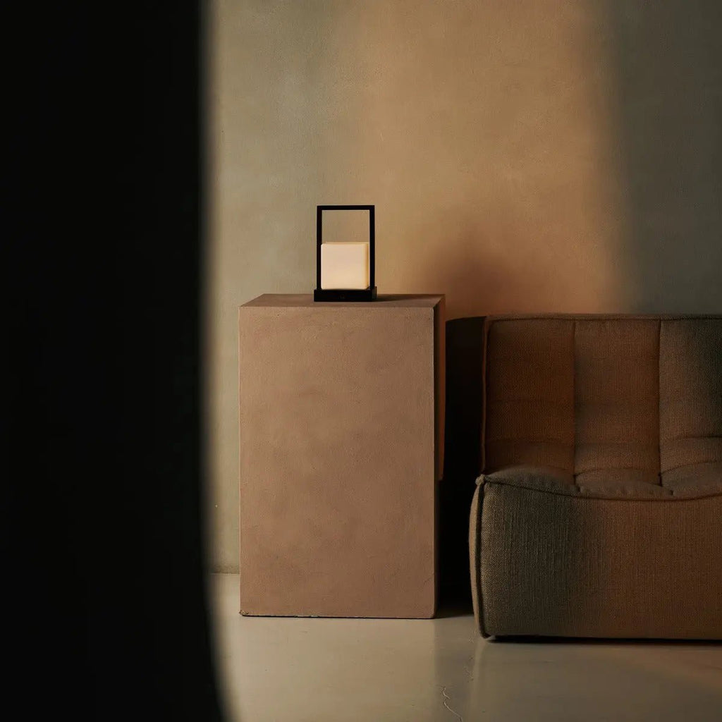 Noah donkerbruine houten oplaadbare tafellamp met glas en houten handgreep