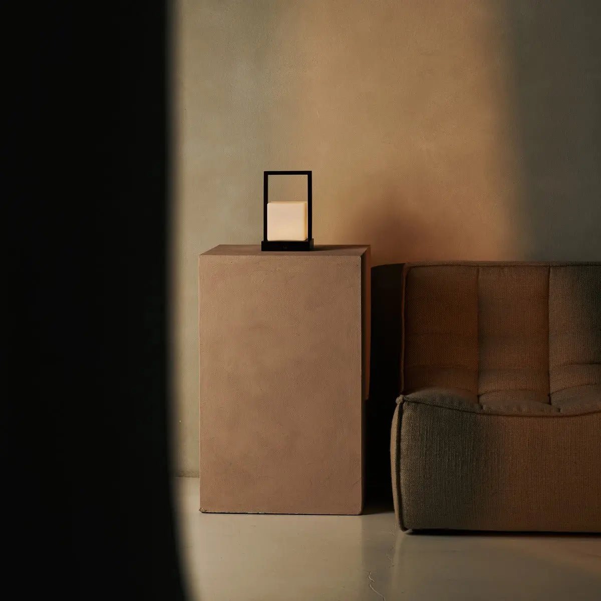 Noah donkerbruine houten oplaadbare tafellamp met glas en houten handgreep