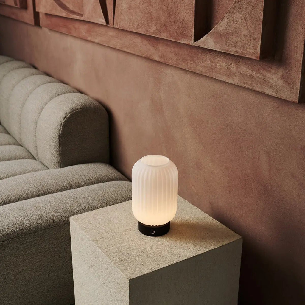 Lilly donkerbruin unieke oplaadbare lamp - matglaslamp, houten basis, dimable, 3 lichte modi