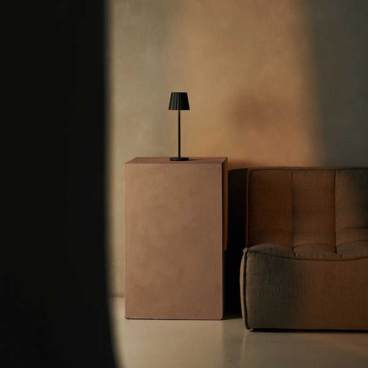 Maya olijfgroen geribbelde tafellamp gemaakt van ijzer - dimbare lamp en 3 lichtmodi, oplaadbaar via draadloos laadstation