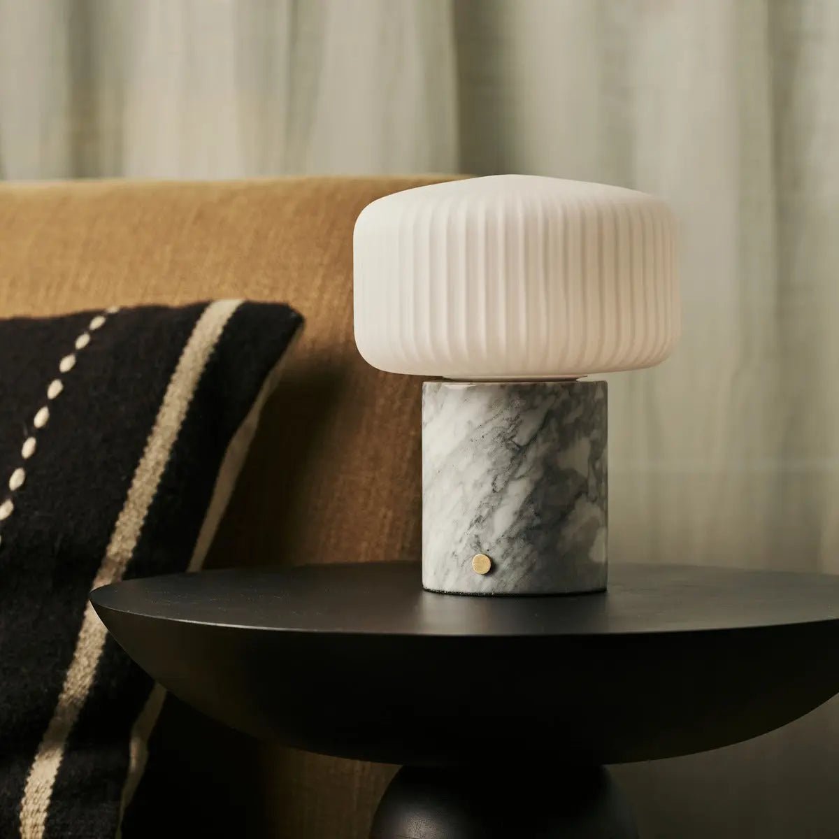 Renoir Wit / Bianco Statuarietto - Marmeren oplaadbare tafellamp - draadloos, USB oplaadbaar en tot 100 uur verlichting