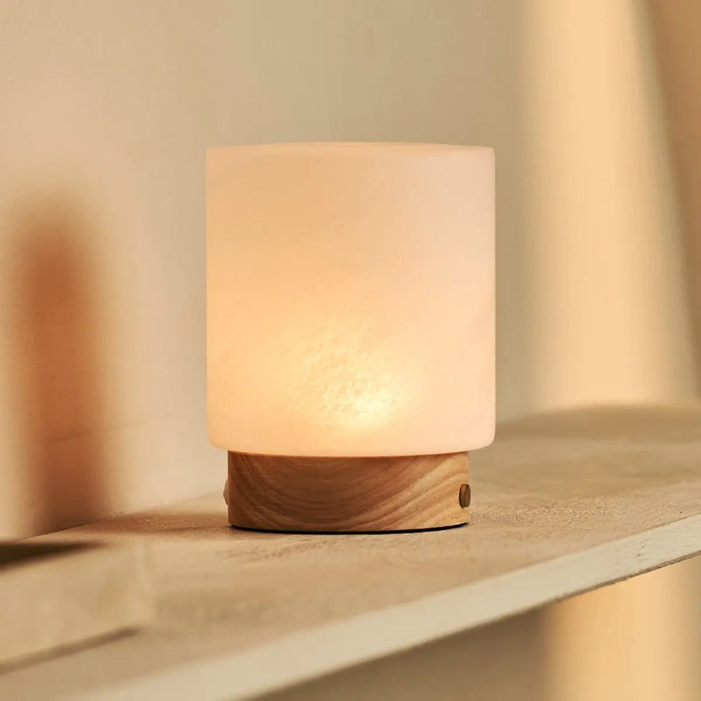 Pien lichtbruine houten tafellamp - oplaadbaar, dimbaar en tot 100 uur batterij