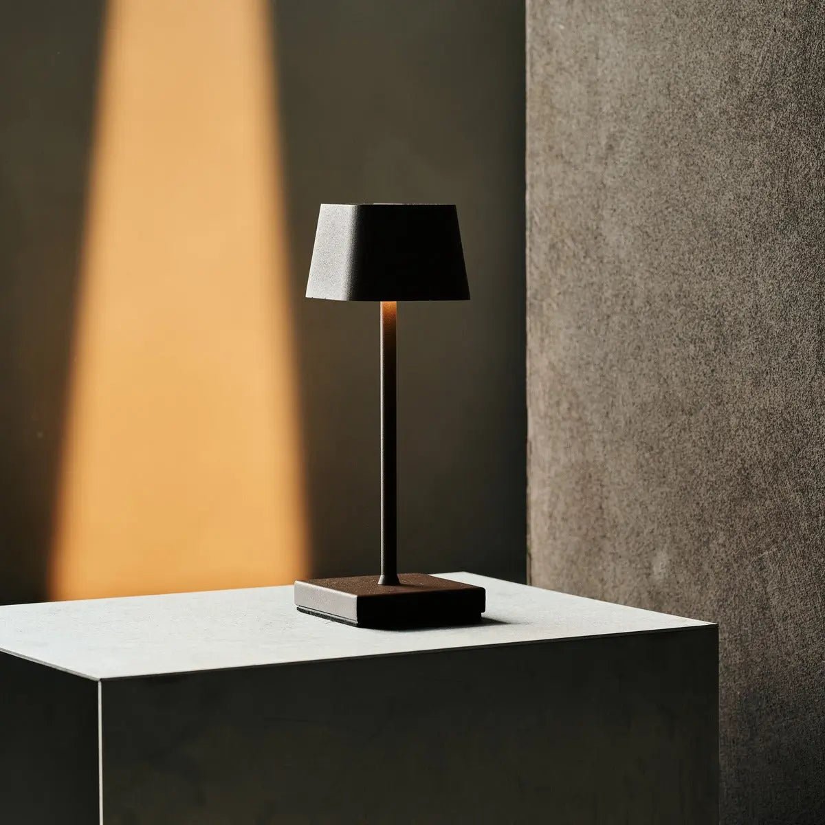 Sarphati Mini Mocha Bruin Draadloze tafellamp - Draadloos oplaadbaar via laadstation, dimbare lamp en 3 lichtmodi