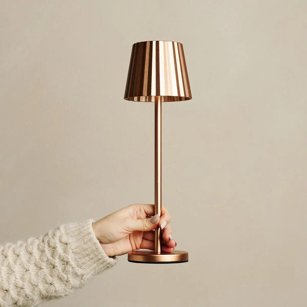 Maya koper geribbelde tafellamp gemaakt van ijzer - dimbare lamp en 3 lichtmodi, oplaadbaar via draadloos laadstation