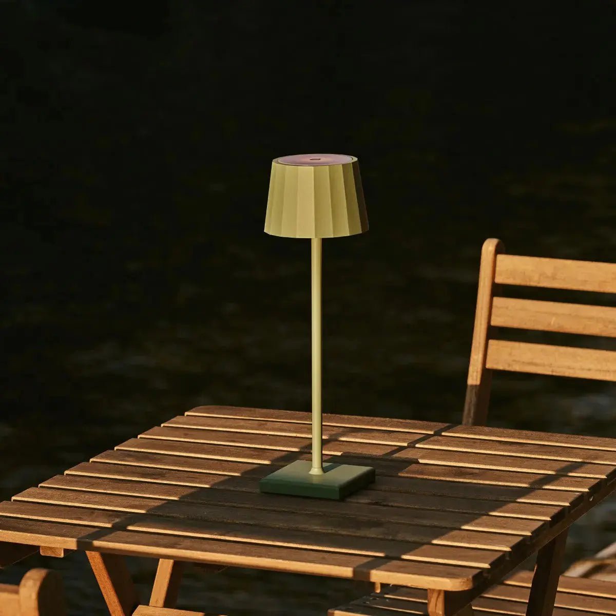 Combi Set Professional-8 x Wouter Saly Green Oplaadbare tafellampen & 1 x Central Station draadloos laadstation met Qi-Technology