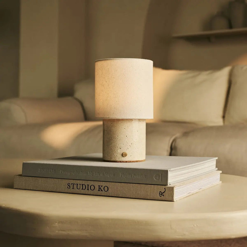 Dou Beige / Travertino Classico - Travertine oplaadbare tafellamp - draadloos, 3 lichte modi en met linnen verwisselbare lampenkap