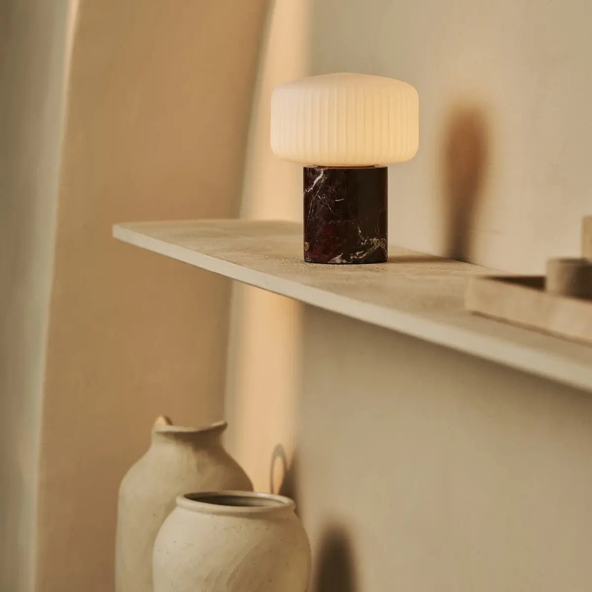 Renoir Red / Rosso Levanto - Marmeren oplaadbare tafellamp - Draadloos, USB -oplaadbaar en tot 100 uur verlichting