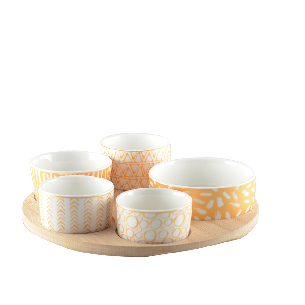 Aperitief set van 5 kopjes op ronde houten lade