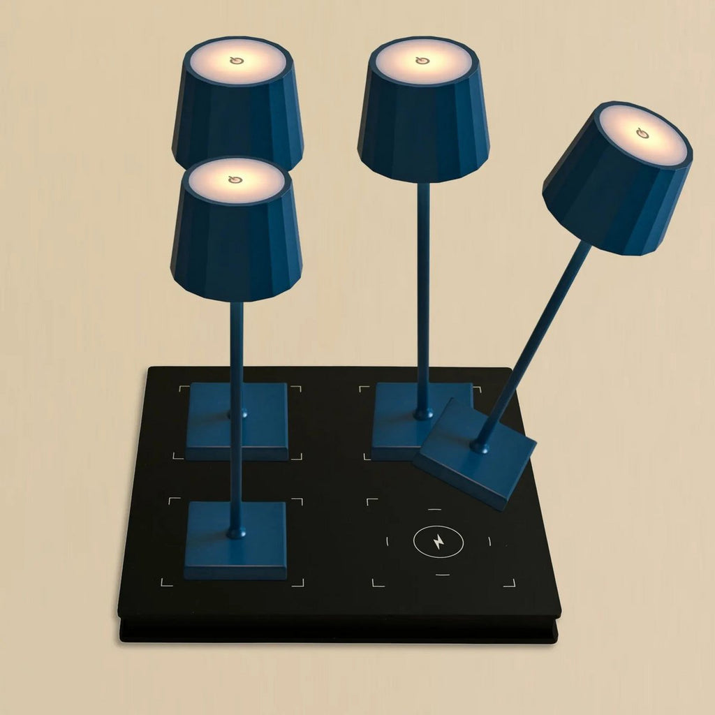 Combi Set Professional-4 X Wouter Delftware Blue Oplaadbare tafellampen & 1 x Amstel Wireless Laying Station met Qi-Technology