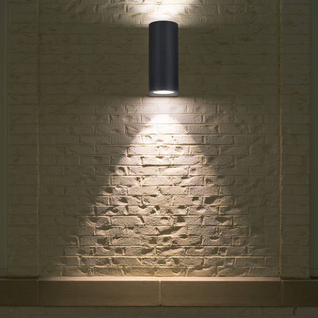 Buiten wandlamp "Alecto" meet 6,8 x 8,8 cm en is 15,5 cm hoog. Het bestaat uit een hoogwaardig plastic met een enigszins gestructureerd oppervlak dat eruit ziet als geschilderd. Tijdloos zwart maakt de lamp universeel bruikbaar.