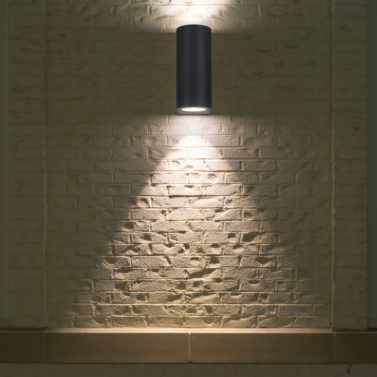 Buiten wandlamp "Alecto" meet 6,8 x 8,8 cm en is 15,5 cm hoog. Het bestaat uit een hoogwaardig plastic met een enigszins gestructureerd oppervlak dat eruit ziet als geschilderd. Tijdloos zwart maakt de lamp universeel bruikbaar.