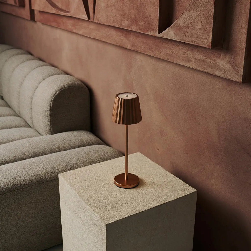 Maya koper geribbelde tafellamp gemaakt van ijzer - dimbare lamp en 3 lichtmodi, oplaadbaar via draadloos laadstation