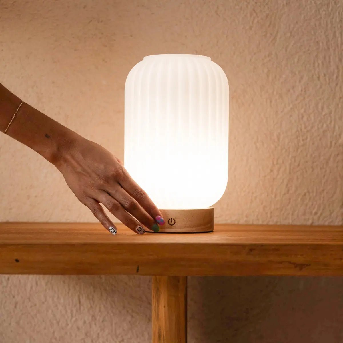 Unieke oplaadbare lamp Lilly – matglas en houten voet, dimbaar, 3 lichtmodi