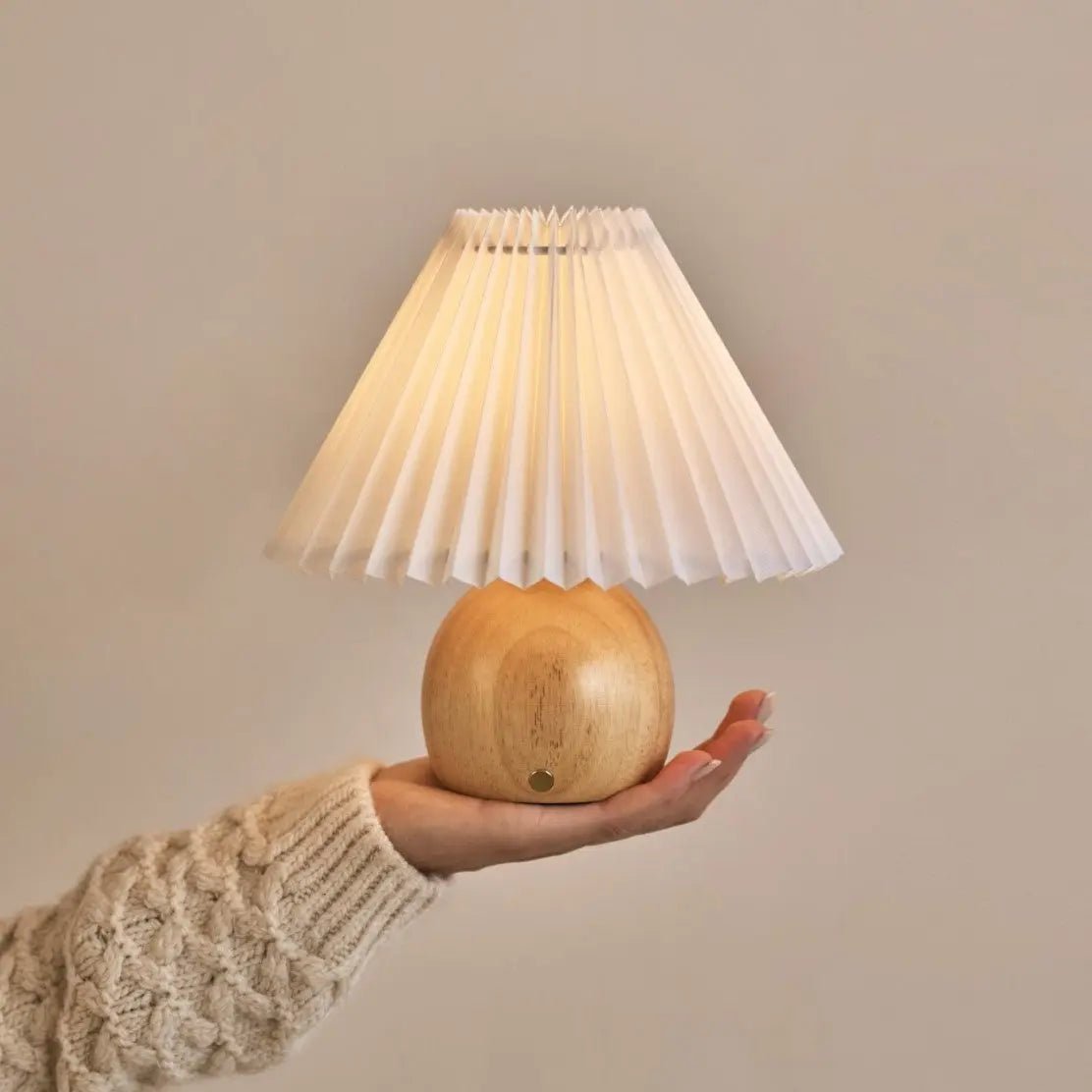 Nathalie Lichtbruine moderne en retro oplaadbare lamp l Dimbaar, hout en papier Mooie papieren kap
